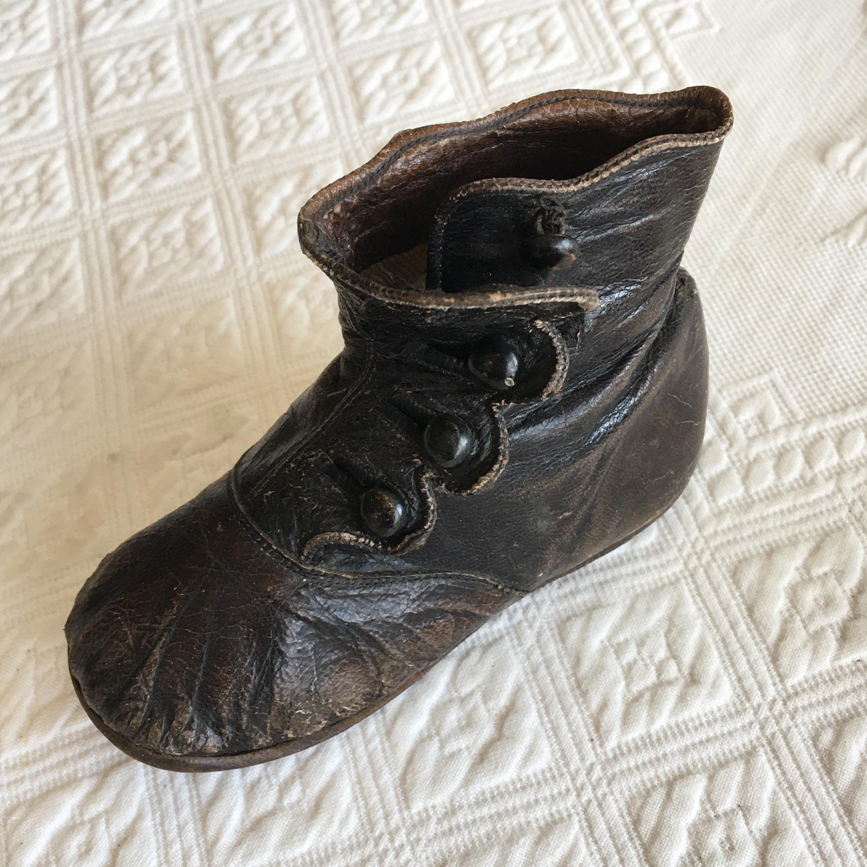 Antique Victorian Black Leather Baby Shoe with 4 Buttons on Scalloped…