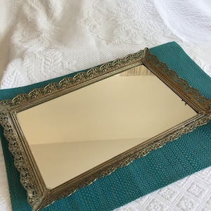 Vintage Gold Spiegel Kommode Tablett. Rechteckige Form mit Multi Borders und Blume mit Swirling Designs Scalloped Stand Up Border.