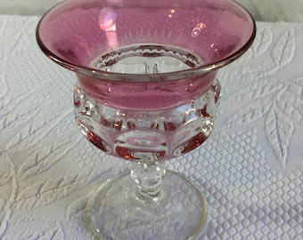 Kompot z żurawiny i przezroczystego szkła z odciskiem kciuka. Do picia lub przechowywania cukierków.