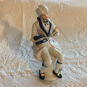 Vintage Capodimonte Coloniale Giovane Con Pila di Libri da Leggere. Blu e Bianco con Dettagli In Oro Figurina in Porcellana.