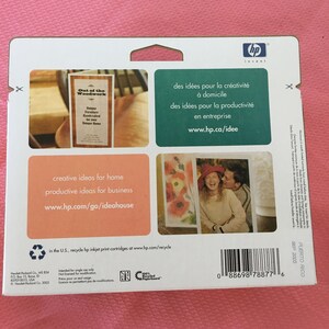 Puede incluir: Una caja blanca con un logotipo HP azul y verde. La caja tiene texto que dice "Out of the Woodwork" y "Unique Furniture Handcrafted for your Unique Home". La caja tambi&eacute;n tiene texto que dice "creative ideas for home" y "productive ideas for business". La caja tiene una direcci&oacute;n de sitio web: www.hp.com/go/ideahouse. La caja tambi&eacute;n tiene un c&oacute;digo de barras y el texto "SEP 2005" y "PUERTO RICO".