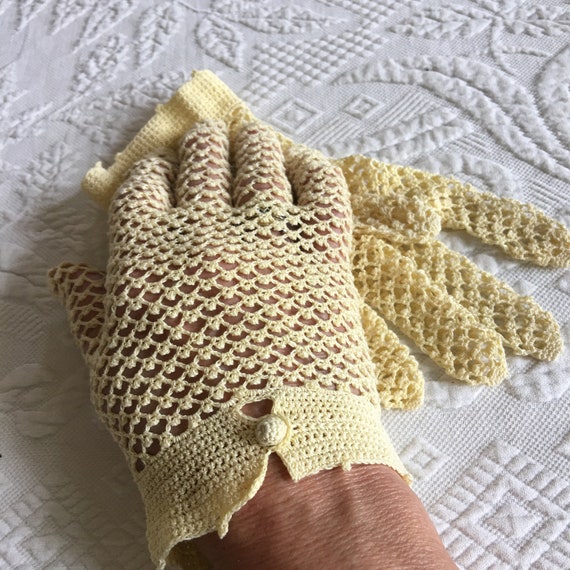 Vintage Crocheted Yellow Gloves with Button at Wr… - image 4