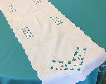 Bieżnik lniany w stylu vintage z ażurowym haftem w kształcie liści i kwiatów oraz ozdobnym obramowaniem z przeciąganej nici. Na stół lub kredens.