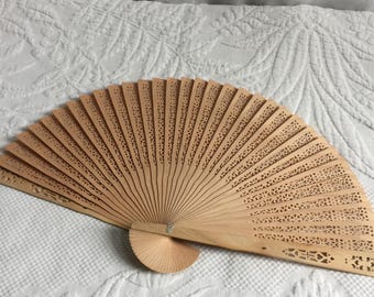 Vintage 10 opengewerkte houten handwaaiers. Geweldige give-away om cool te blijven tijdens een bruiloft voor de gasten. Houten waaier met oriëntaals design.