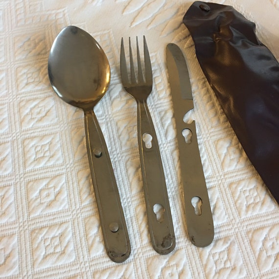 Vintage Edelstahl Reisen Besteck Set in Snapping Kunststoff-Etui. Großer Löffel, Gabel und scharfes Messer. Snuggly Fit, bereit zu reisen