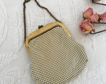 Vintage Whiting e Davis Small Purse. Borsa da sposa mesh bianca e oro. Rivestimento bianco cremoso. Cornicio in stile Art Déco Oro con Chiusura Snap. catena