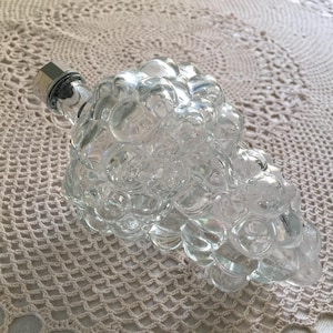 Vintage Grapes Bunch Liquor Bottle. Great Display for the Bar or in a Basket of Fruit. Screw On Lid.