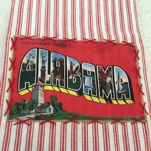 Cartolina vintage dell'Alabama su strofinaccio. Asciugamano a righe rosse e bianche con cucito sull'immagine fotografica dell'Alabama. Dunroven House Strofinaccio.