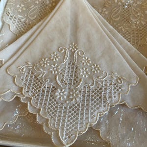 Vintage 3 Hand bestickt und gezogen Thread Sheer 3er Set Lady&#39;s Taschentücher. Schöne, gealterte Taschentücher. Verpackt Taschentücher.