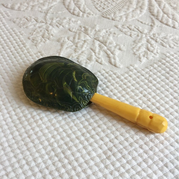 Vintage Baby Rassel. Grüner Celluloid Schildkrötenpanzer am Griff. Es rasselt und kann gekaut werden.