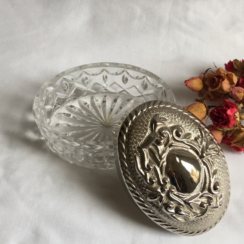 Vintage Silver Plate Embossed Designs and Rope Border. Oval 24 Lead