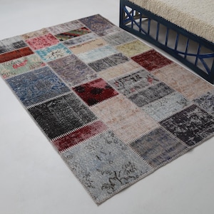 Dywan vintage patchworkowy 4'2" x 6'5" ręcznie robiony wełniany dywan turecki w kolorze niebieskim, czerwonym i beżowym