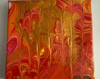 4 x 4インチ キャンバスにアクリル絵具を流し込んだ作品「ファンキーオレンジクリームシクル」