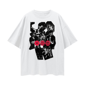 Puede incluir: Camiseta blanca con un collage de imágenes en blanco y negro. La palabra "000" está impresa en rojo en el centro. La camiseta tiene cuello redondo y mangas cortas. El diseño está centrado en la parte delantera.