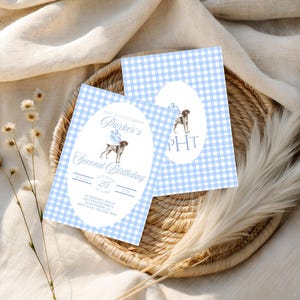 Puede incluir: Dos invitaciones a cuadros de color azul claro para una celebración de segundo cumpleaños. Las invitaciones presentan una ilustración de un perro, el texto "Second Birthday" y detalles del evento.