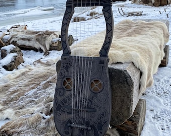 Lira Kravik: Instrumento artesanal em cedro norueguês com 7 cordas de nylgut.