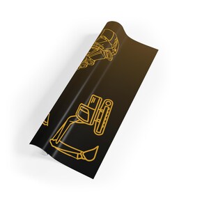 Könnte beinhalten: Schwarzes Poster mit goldenen Strichzeichnungen von Baumaschinen, darunter ein Bagger, ein Muldenkipper und eine Straßenwalze. Das Poster ist unten gerollt, mit weißem Hintergrund.