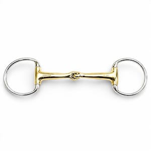 Op de afbeelding: Een paardenbit met een goudkleurig middengedeelte en zilverkleurige ringen. Het bit is gemarkeerd met de merknaam "ZENUMA" en de maat "5.25". Het is ontworpen voor gebruik in de paardensport. De lengte is ongeveer 13,3 cm.