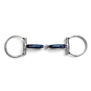 Könnte beinhalten: Ein Pferdgebiss mit einem D-Ring-Design aus Edelstahl und einem dunkelblauen Mittelteil. Das Gebiss ist mit dem Markennamen "ZENUMA" und der Größe "5.5" gekennzeichnet.