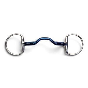 Op de afbeelding: Een paardenbit met een blauw gebogen mondstuk en zilveren D-ringen. Het bit is gemarkeerd met de merknaam "ZENUMA" en de maat "5.5". De paardensportuitrusting is ontworpen voor gebruik in de mond van een paard om te helpen bij de controle.