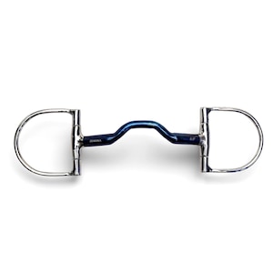 Könnte beinhalten: Ein Pferdemaul mit einem blauen, gebogenen Mundstück und D-förmigen Ringen. Das Gebiss ist aus Metall gefertigt und trägt die Aufschrift "ZENUMA" und "5.5". Das Gebiss ist für den Reitsport bestimmt.