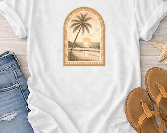 Vintage Palmen Sonnenuntergang Strand T-Shirt | Sonnengewaschene Retro Küstenszene | Weiche Baumwollfarben