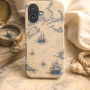 Peut inclure: Une coque de téléphone rectangulaire ornée d'une carte marine ancienne imprimée en bleu sur un fond beige. Le motif comprend des illustrations de voiliers, une rose des vents et des indications géographiques comme Massachusetts et Cape Cod.
