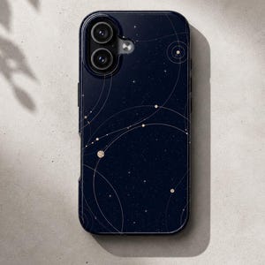 Peut inclure: Coque de téléphone bleu marine avec un motif céleste. L'étui a un fond sombre avec un motif de constellation en or. Le design comprend des étoiles et des lignes courbes, créant une esthétique cosmique.