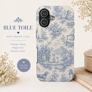 K&ouml;nnte beinhalten: Handyh&uuml;lle mit blau-wei&szlig;em Toile-de-Jouy-Muster mit Hunden in einer l&auml;ndlichen Szene. Die H&uuml;lle hat einen schwarzen Rand und den Text "BLUE TOILE" und "DOG PHONE CASE". Das Design enth&auml;lt die S&auml;tze "Vintage charm. Puppy love. Timeless style."