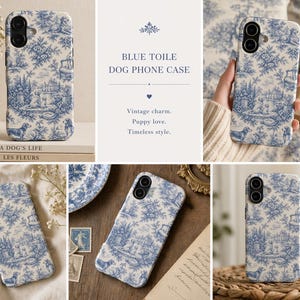 K&ouml;nnte beinhalten: Blau-wei&szlig;es Toile-de-Jouy-Handyh&uuml;lle mit Hundemotiv. Die H&uuml;lle hat einen Vintage-Charme und einen zeitlosen Stil. Der Text auf der H&uuml;lle lautet "BLUE TOILE DOG PHONE CASE" und "A DOG'S LIFE LES FLEURS".