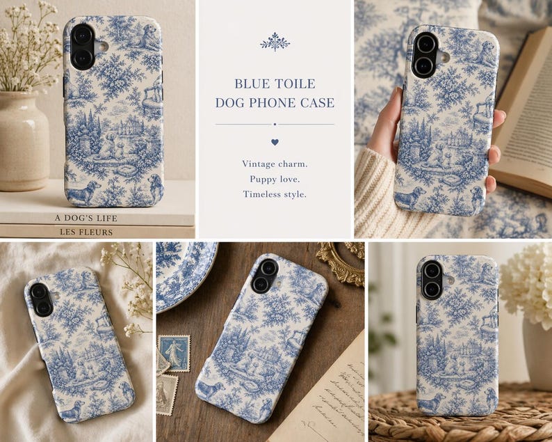 K&ouml;nnte beinhalten: Blau-wei&szlig;es Toile-de-Jouy-Handyh&uuml;lle mit Hundemotiv. Die H&uuml;lle hat einen Vintage-Charme und einen zeitlosen Stil. Der Text auf der H&uuml;lle lautet "BLUE TOILE DOG PHONE CASE" und "A DOG'S LIFE LES FLEURS".