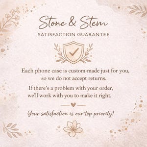 K&ouml;nnte beinhalten: Beige Grafik mit dem Text "Stone & Stem" und "ZUFRIEDENHEITSGARANTIE". Der Text erkl&auml;rt, dass jede Handyh&uuml;lle kundenspezifisch angefertigt wird und die Kundenzufriedenheit oberste Priorit&auml;t hat.