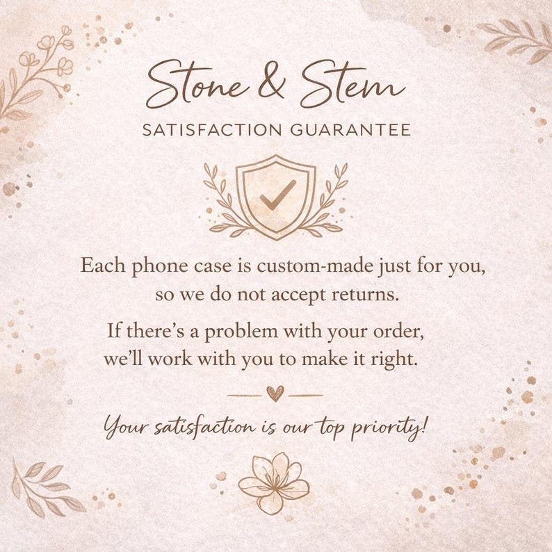 K&ouml;nnte beinhalten: Beige Grafik mit dem Text "Stone & Stem" und "ZUFRIEDENHEITSGARANTIE". Der Text erkl&auml;rt, dass jede Handyh&uuml;lle kundenspezifisch angefertigt wird und die Kundenzufriedenheit oberste Priorit&auml;t hat.