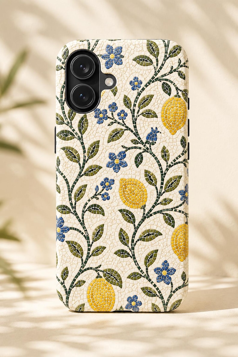 Pode incluir: Capa de telem&oacute;vel com um design de mosaico com lim&otilde;es amarelos, flores azuis e folhas verdes sobre um fundo creme. A capa tem um recorte para a c&acirc;mara e detalhes laterais pretos.