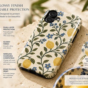 Pode incluir: Capa de telem&oacute;vel com acabamento brilhante e design floral com lim&otilde;es e flores azuis. A capa tem prote&ccedil;&atilde;o de dupla camada e &eacute; compat&iacute;vel com carregamento sem fios. O texto na capa diz "GLOSSY FINISH & DURABLE PROTECTION".