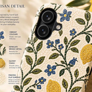 Pode incluir: Uma capa de telefone com um design de mosaico com flores azuis, lim&otilde;es amarelos e folhas verdes sobre um fundo creme. A capa tem um acabamento brilhante e uma superf&iacute;cie plana impressa. O texto "ARTISAN DETAIL" est&aacute; no topo.