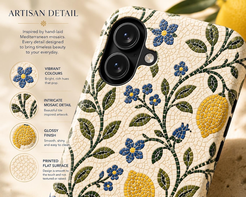 Pode incluir: Uma capa de telefone com um design de mosaico com flores azuis, lim&otilde;es amarelos e folhas verdes sobre um fundo creme. A capa tem um acabamento brilhante e uma superf&iacute;cie plana impressa. O texto "ARTISAN DETAIL" est&aacute; no topo.