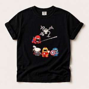 Może przedstawiać: Czarny t-shirt z kresk&oacute;wkową grafiką postaci Marvela. Projekt zawiera Spider-Mana, Thora, Iron Mana, Kapitan Amerykę i Doktora Octopusa. Koszulka ma okrągły dekolt i kr&oacute;tkie rękawy. Marka "Comfort Colors" jest widoczna w prawym g&oacute;rnym rogu.