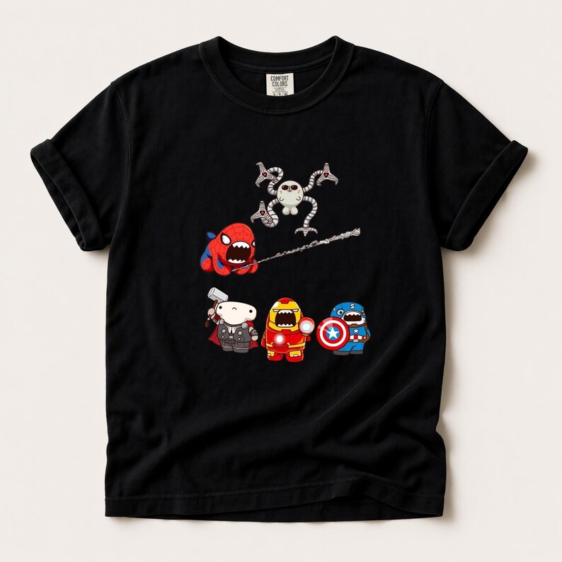 Może przedstawiać: Czarny t-shirt z kresk&oacute;wkową grafiką postaci Marvela. Projekt zawiera Spider-Mana, Thora, Iron Mana, Kapitan Amerykę i Doktora Octopusa. Koszulka ma okrągły dekolt i kr&oacute;tkie rękawy. Marka "Comfort Colors" jest widoczna w prawym g&oacute;rnym rogu.