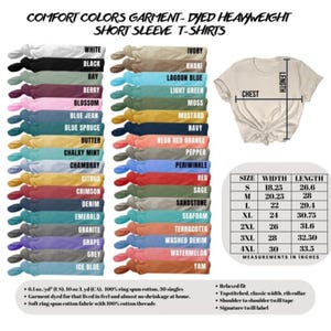 Może przedstawiać: Zdjęcie koszulek z kr&oacute;tkim rękawem Comfort Colors o dużej gramaturze w r&oacute;żnych kolorach, w tym białym, czarnym i niebieskim dżinsowym. Tabela rozmiar&oacute;w pokazuje wymiary w calach, od S do 4XL. Koszulki mają luźny kr&oacute;j z prążkowanym kołnierzem.