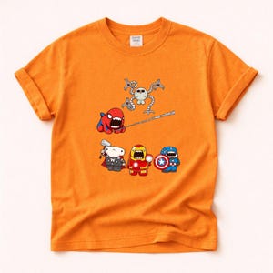Może przedstawiać: Pomarańczowa koszulka z kresk&oacute;wkowymi wersjami postaci Marvela. Spider-Man, Thor, Iron Man i Kapitan Ameryka są przedstawieni z czarnym charakterem. Koszulka wykonana jest z miękkiego materiału i ma podwinięte rękawy.