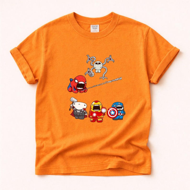Może przedstawiać: Pomarańczowa koszulka z kresk&oacute;wkowymi wersjami postaci Marvela. Spider-Man, Thor, Iron Man i Kapitan Ameryka są przedstawieni z czarnym charakterem. Koszulka wykonana jest z miękkiego materiału i ma podwinięte rękawy.