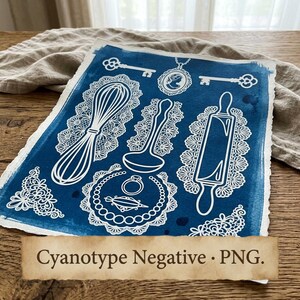 Op de afbeelding: Een diepblauwe cyanotypie-afdruk op gestructureerd papier met witte lijnillustraties van een garde, soeplepel, deegroller, sleutels, een camee-hanger en een ring, omringd door kanten patronen. De tekst Cyanotype Negative PNG is zichtbaar.