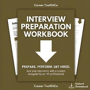 Puede incluir: Un cuaderno marrón titulado "INTERVIEW PREPARATION WORKBOOK" con una flecha blanca hacia abajo. El texto "PREPARE. PERFORM. GET HIRED." está debajo del título. Dos páginas blancas son visibles detrás del cuaderno. El logotipo de Career ToolKitCo está en las esquinas superior e inferior izquierdas.