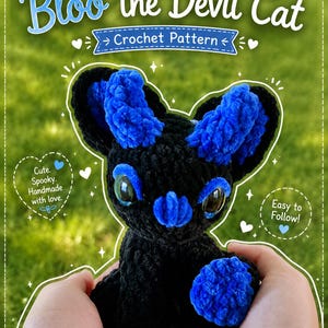 Può includere: Un peluche a forma di gatto lavorato all'uncinetto nero e blu con corna, grandi occhi scuri e dettagli blu su orecchie, naso e zampe. Il testo recita Bloo the Devil Cat, Crochet Pattern, Cute. Spooky. Handmade with love., e Easy to Follow!.