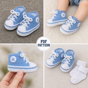 Può includere: Un paio di scarpine per neonati all'uncinetto azzurre e bianche progettate per assomigliare a scarpe da ginnastica alte con lacci bianchi e una toppa a stella circolare sul lato. L'immagine include un badge centrale con il testo PDF PATTERN.