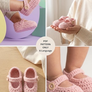 Puede incluir: Zapatos de bebé de ganchillo rosa con correa y cierre de botón de madera. Los zapatos se muestran en múltiples vistas, incluso en los pies de un bebé. Los zapatos son de color rosa suave y parecen hechos a mano.