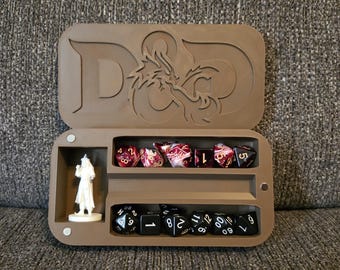 Soporte para dados en miniatura y bolígrafo de D&D