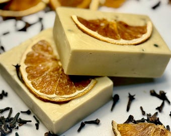 Jabón artesanal de manteca de karité, naranja y clavo.