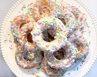 Jabón de manteca de karité con forma de donut y virutas de colores: un capricho de baño realista.